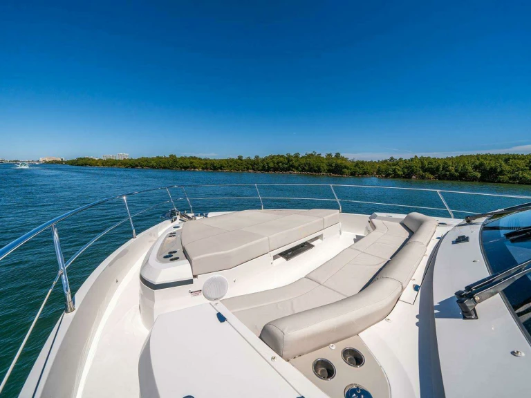 Hire Luxury Yacht Pearl with a boat licence