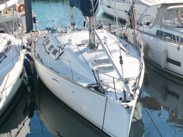 Charter a Bénéteau First 42 S7 in Saint-Cyprien on Samboat