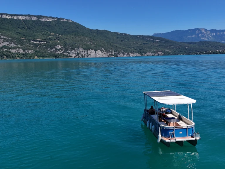 Hire a France pontoon 580 France