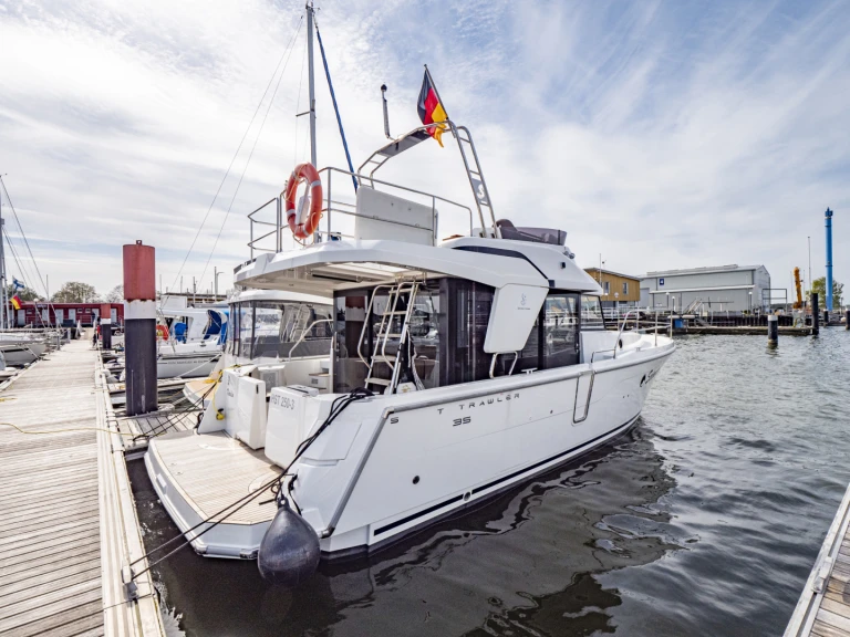 Hire Canal boat Bénéteau with a boat licence