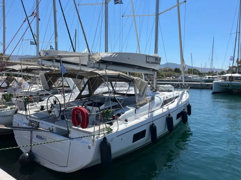 Charter a Bénéteau Oceanis 47 - 5 cab. in Alimos on Samboat
