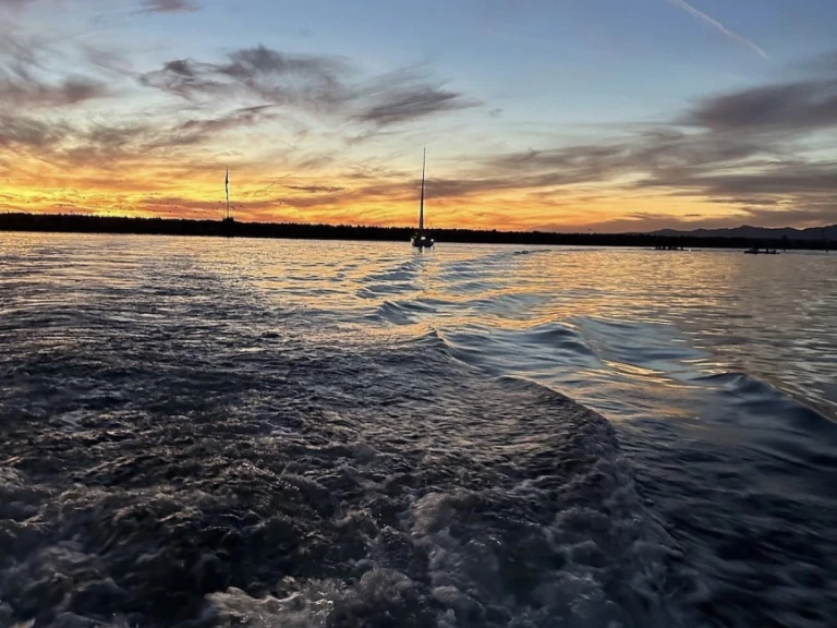 Charter a Sea Ray Sundancer in Los Angeles on Samboat