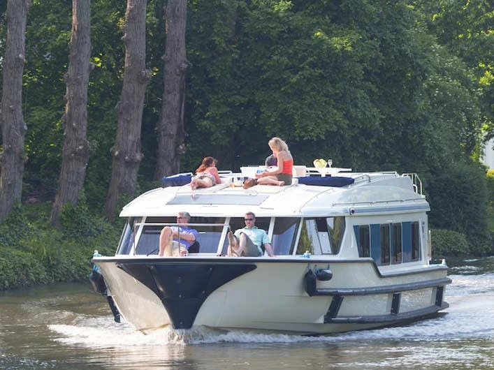 Yacht hire Homps cheap Vision3 Master