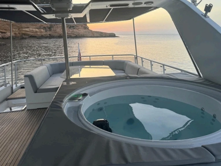 Luxury Yacht to hire Torrevieja at the best price