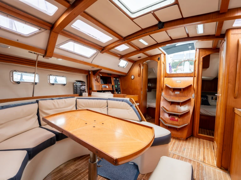 Yacht charter Combarro - Jeanneau Sun Odyssey 42 on SamBoat