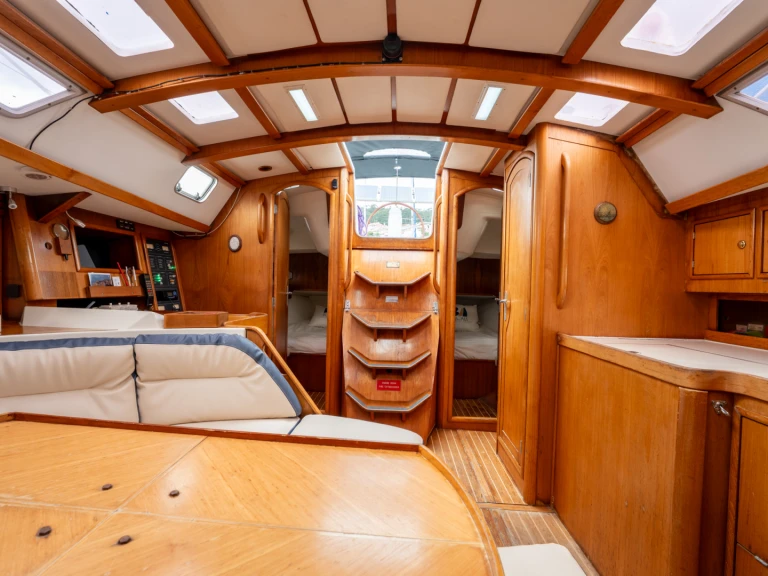 Sailboat hire in Combarro - Jeanneau Sun Odyssey 42