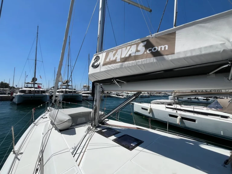 Sailboat to hire Alimos at the best price