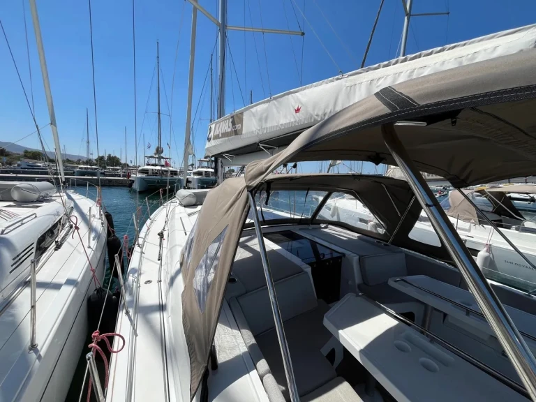 Bénéteau Oceanis 47 - 5 cab. charter bareboat or skippered in  Alimos