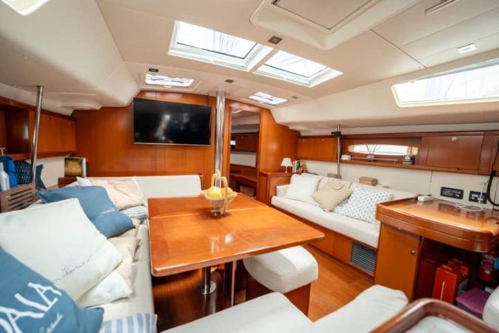 Hire Sailboat Bénéteau with a boat licence