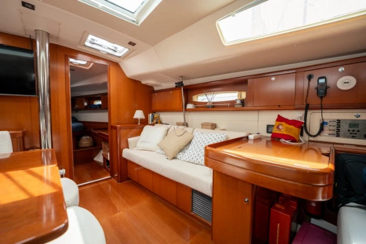 Sailboat to hire Combarro at the best price