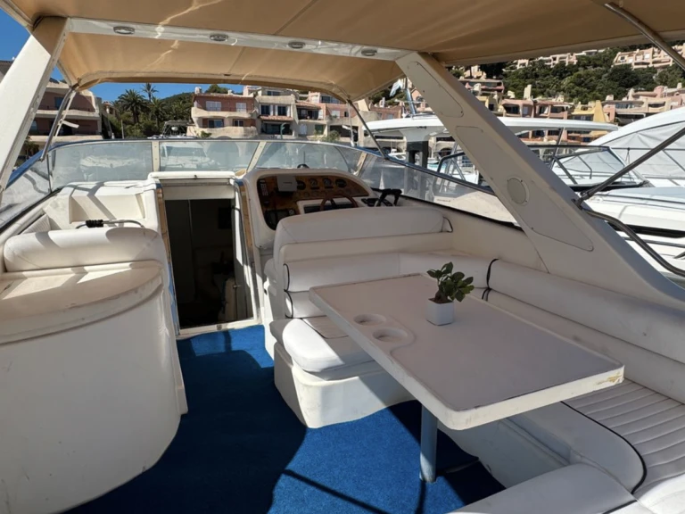 Hire Motorboat Sunseeker with a boat licence