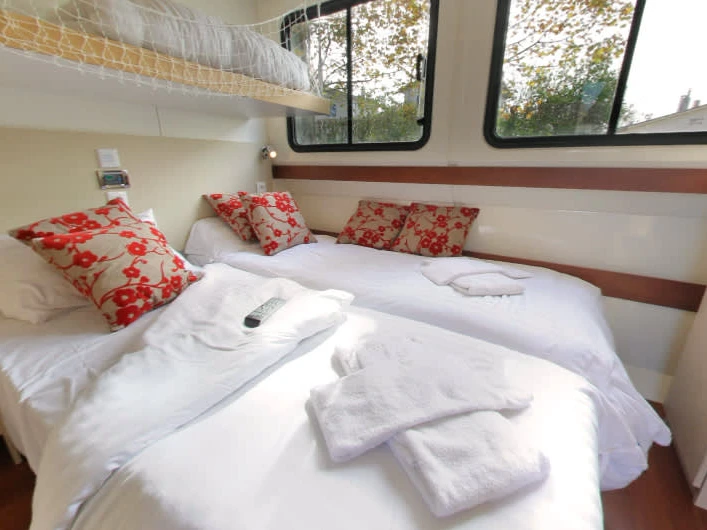 Hire a Le Boat Vision3 Master Homps