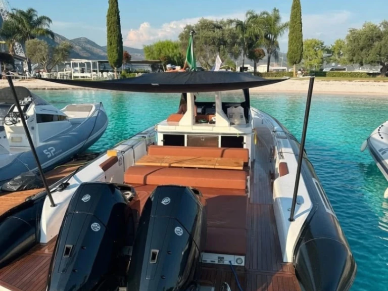 Hire Motorboat Pirelli with a boat licence
