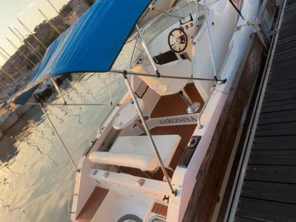 Hire Motorboat Balt with a boat licence