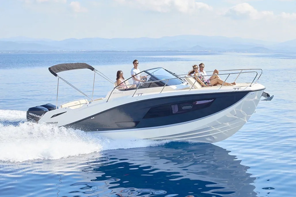 Hire a Quicksilver Activ 875 Sundeck Marseille