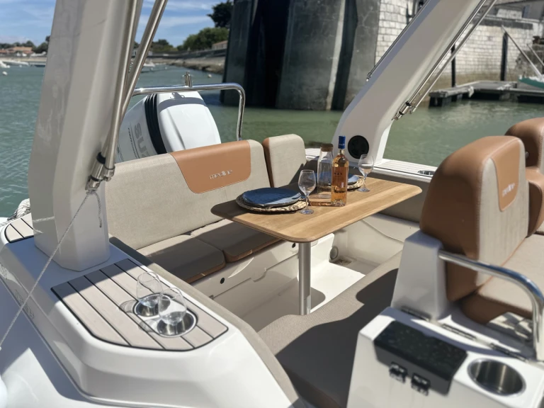 Yacht charter La Flotte - Zodiac Medline 7.5 on SamBoat