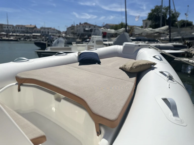 Yacht hire La Flotte cheap Medline 7.5