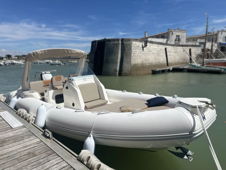 Charter a Zodiac Medline 7.5 in La Flotte on Samboat