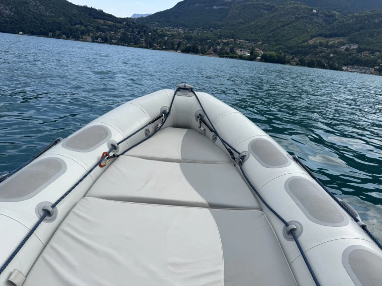 Charter a Valiant Valiant Vg 520 in Doussard on Samboat