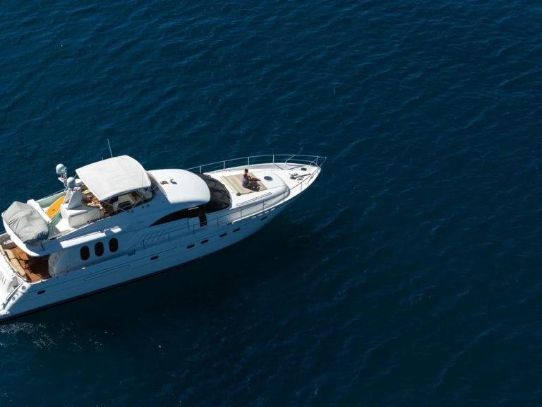 Hire Luxury Yacht Custom Made with a boat licence