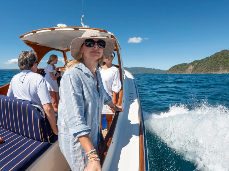 Yacht hire Bahía Herradura cheap custom