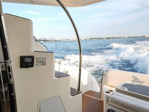 Yacht charter New York (City) - Cruisers Yacht 447 on SamBoat
