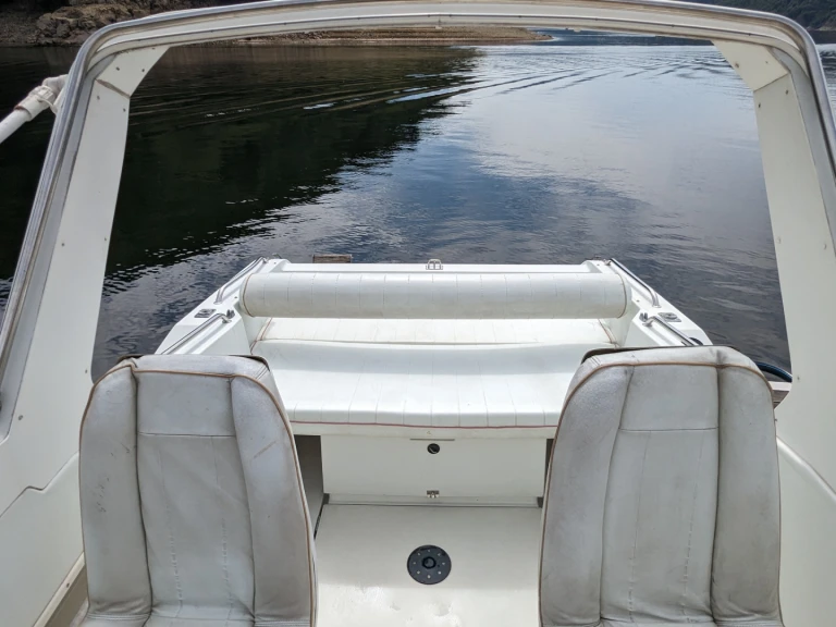 Hire Motorboat Jeanneau with a boat licence