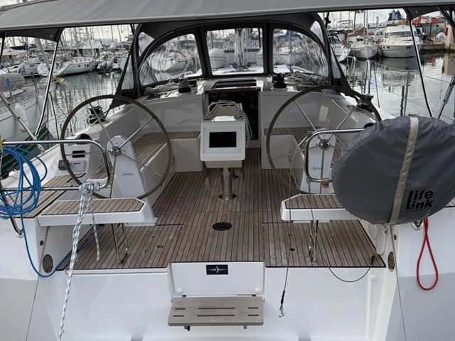 Hire Sailboat Bavaria with a boat licence