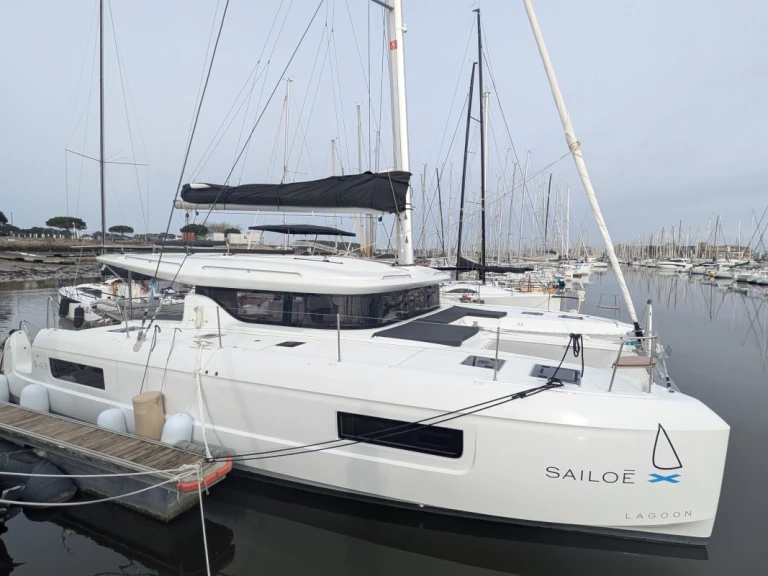 Catamaran hire in Bonifacio - Lagoon Lagoon 43