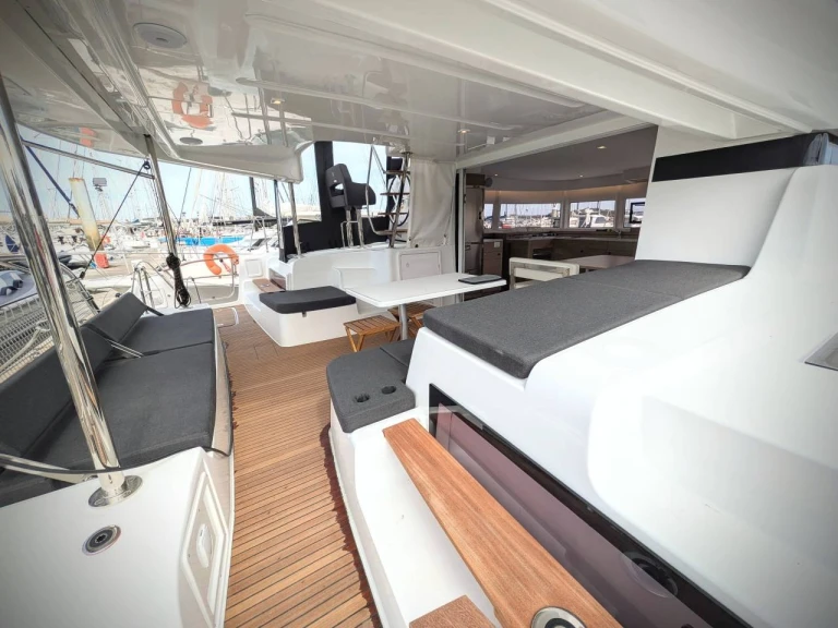 Charter a Lagoon Lagoon 43 in Bonifacio on Samboat