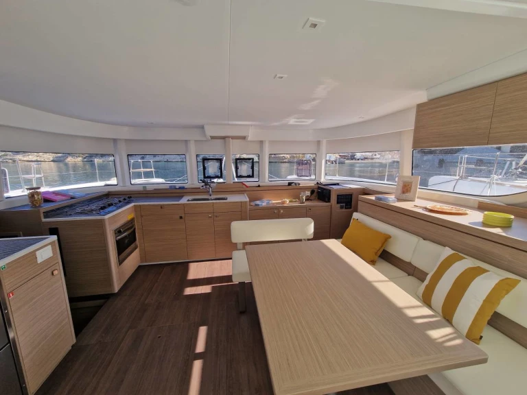 Hire Catamaran Lagoon with a boat licence