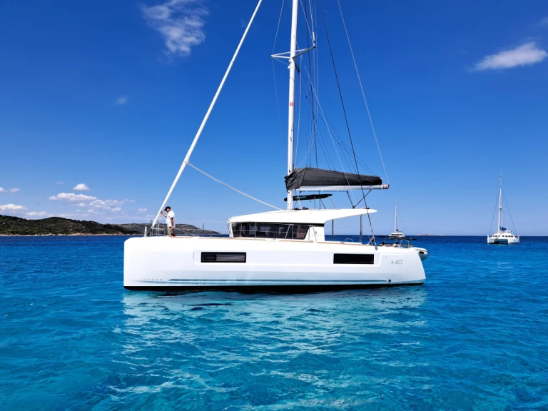 Catamaran to hire Bonifacio at the best price