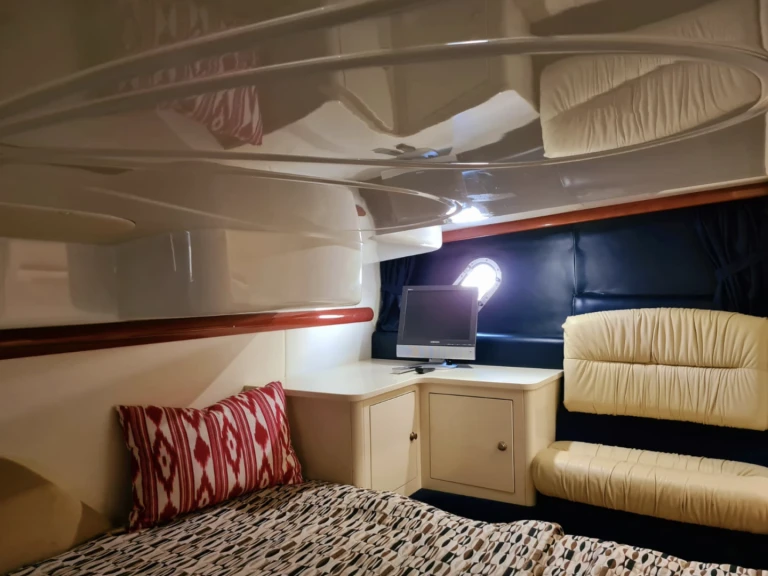 Hire Luxury Yacht Cranchi with a boat licence