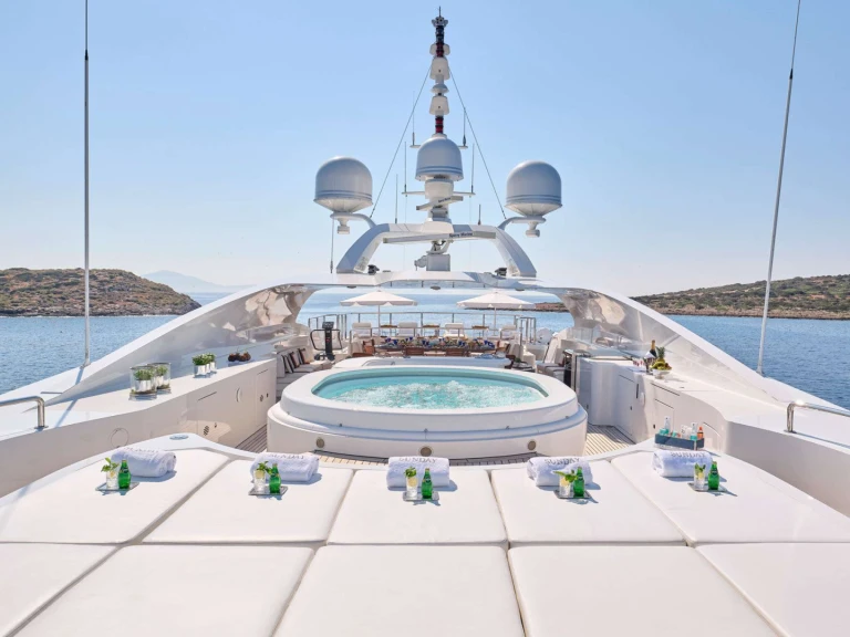 Hire Luxury Yacht Benetti with a boat licence