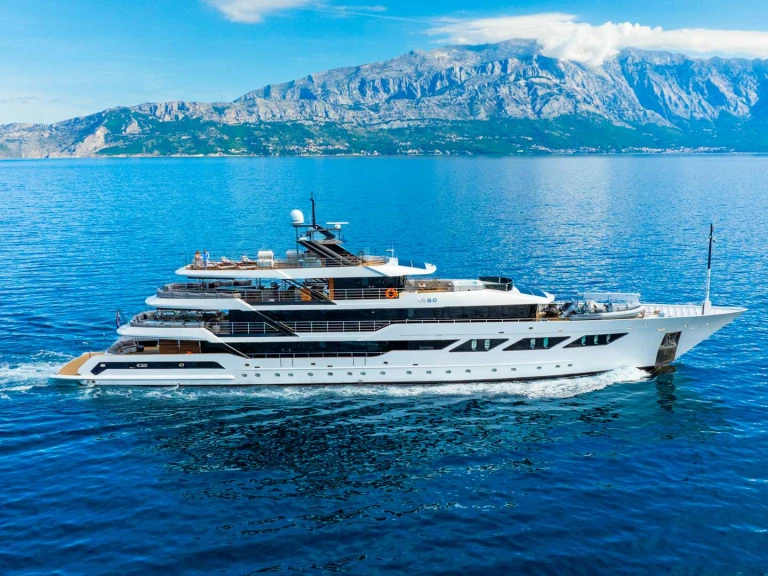Hire Luxury Yacht Custom with a boat licence