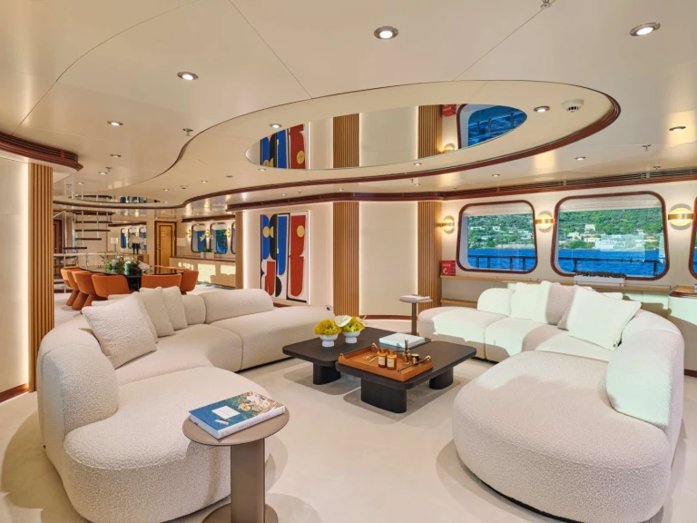 Hire Luxury Yacht Benetti with a boat licence