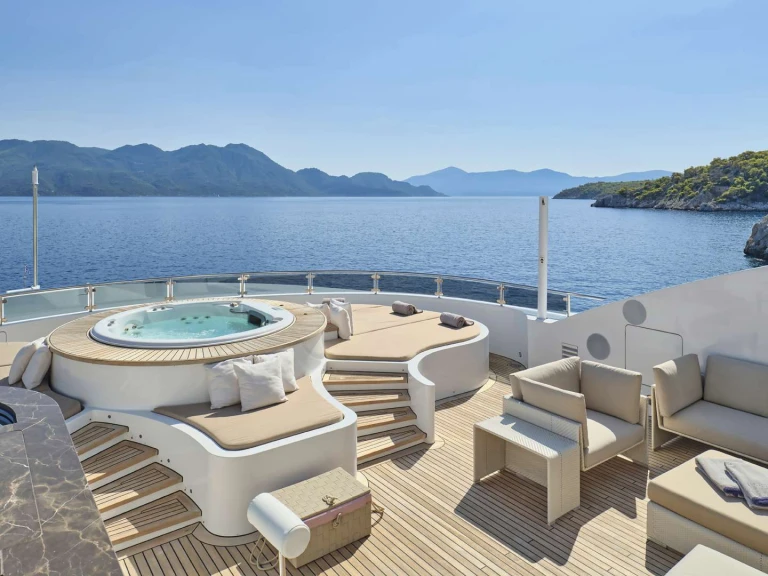 Luxury Yacht to hire Athens at the best price
