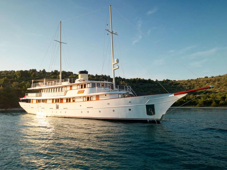 Hire Luxury Yacht Custom with a boat licence