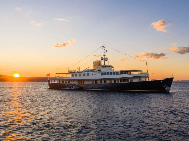 Hire Luxury Yacht Uljanik Shipyard with a boat licence
