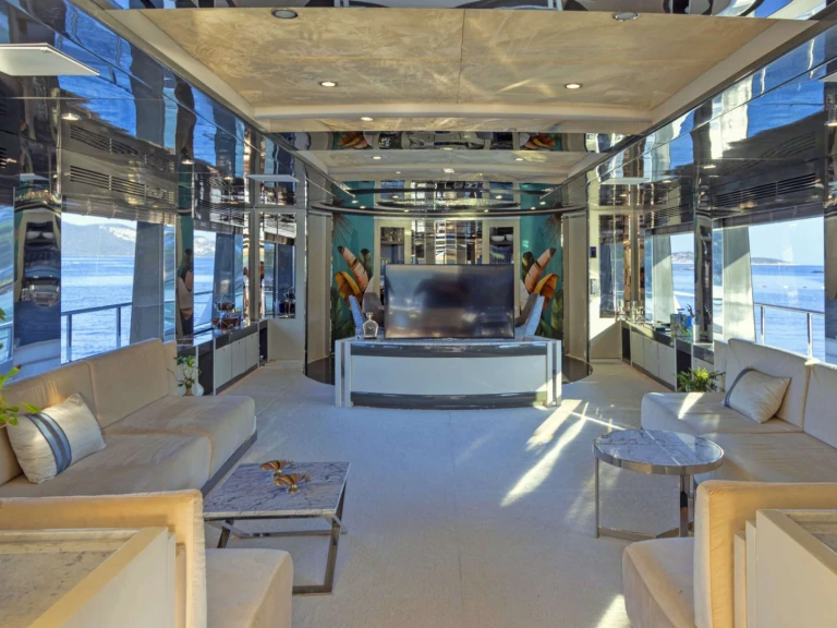 Hire Luxury Yacht Custom with a boat licence