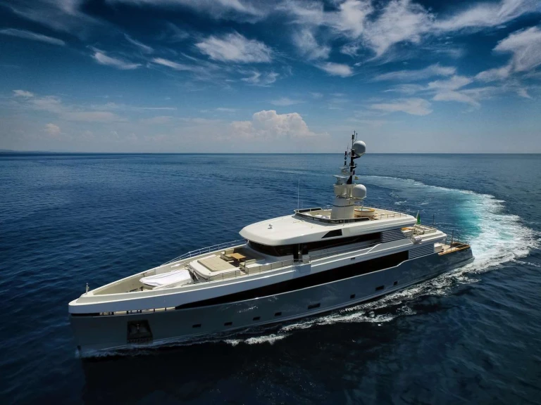 Hire Luxury Yacht  with a boat licence