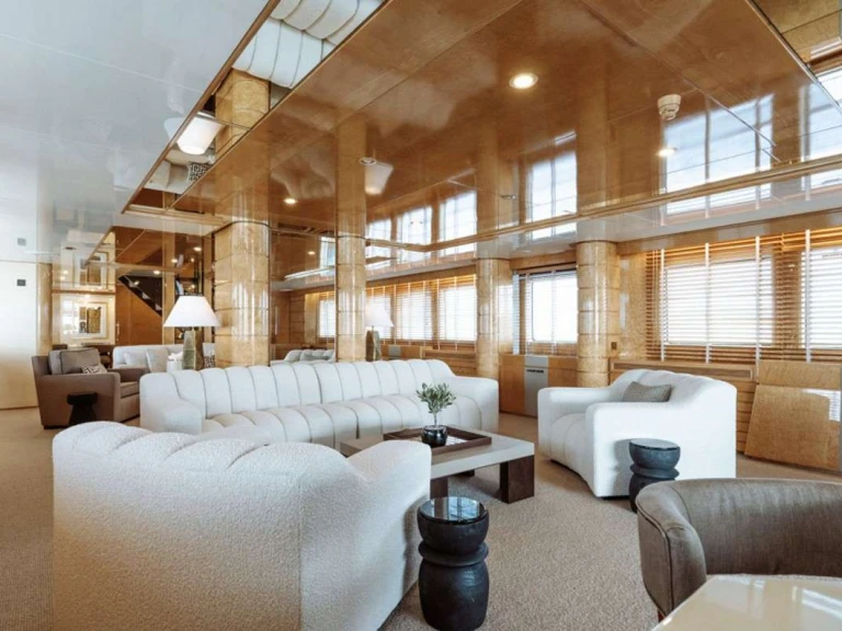 Hire Luxury Yacht Feadship with a boat licence