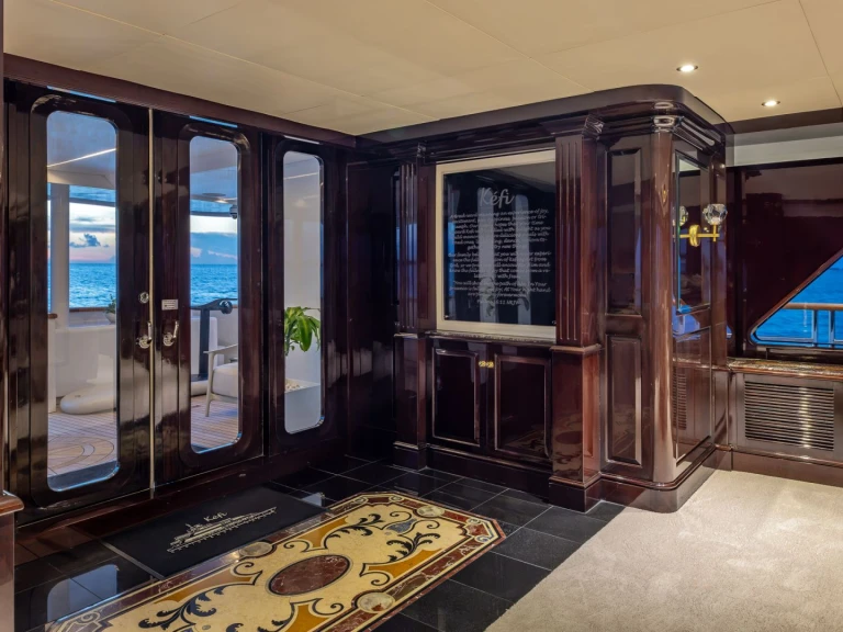 Hire Luxury Yacht Christensen with a boat licence