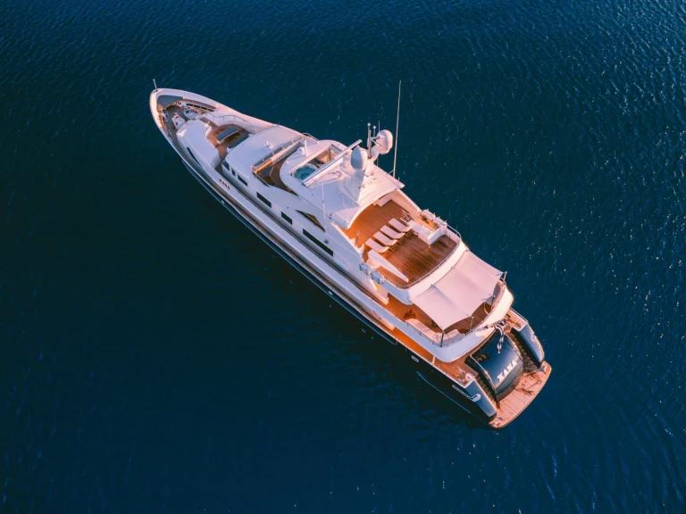 Hire Luxury Yacht Codecasa with a boat licence