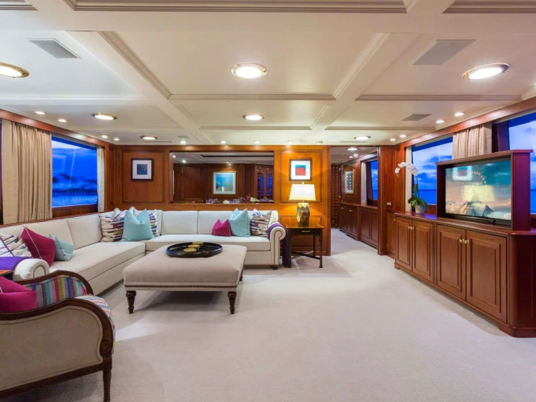 Luxury Yacht to hire Nassau at the best price