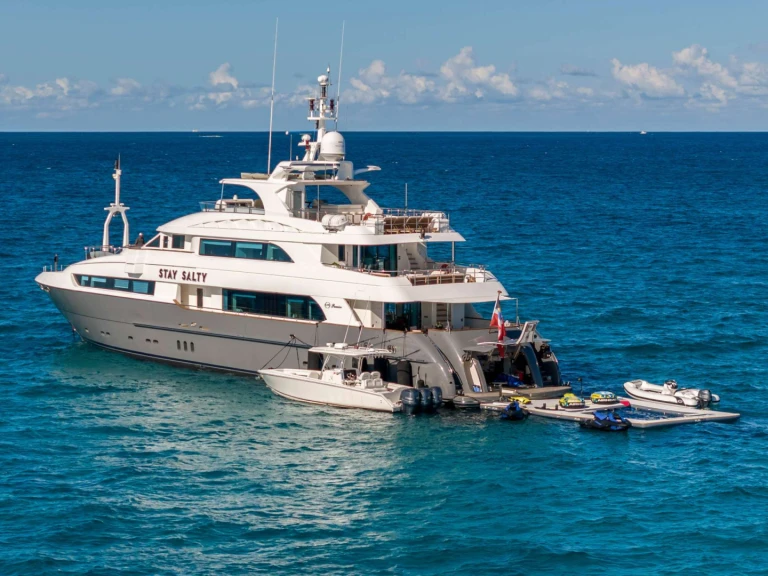 Hire Luxury Yacht Horizon with a boat licence