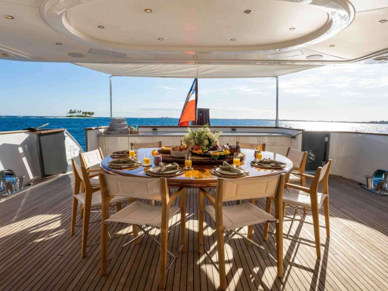 Luxury Yacht to hire Bahamas at the best price