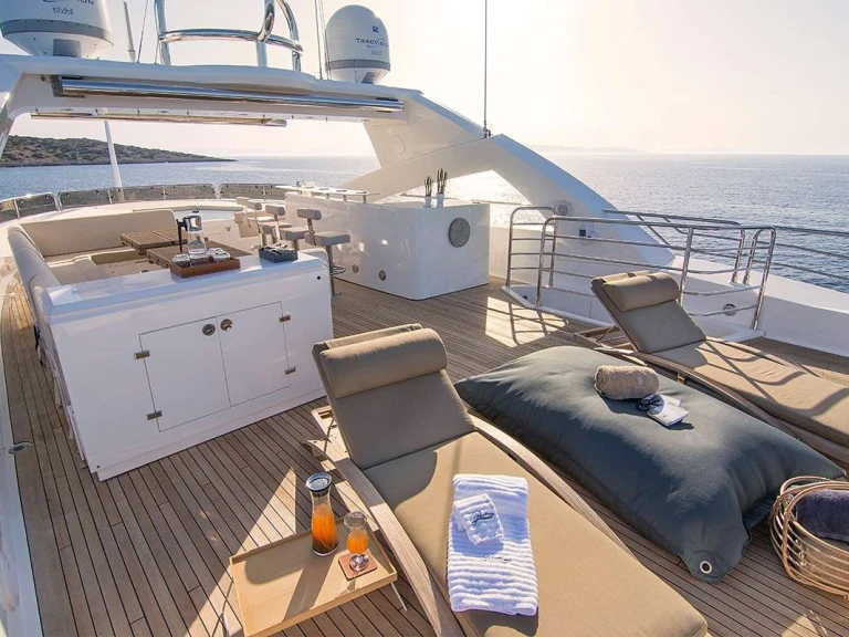 Luxury Yacht hire in Athens - Sunseeker PATHOS