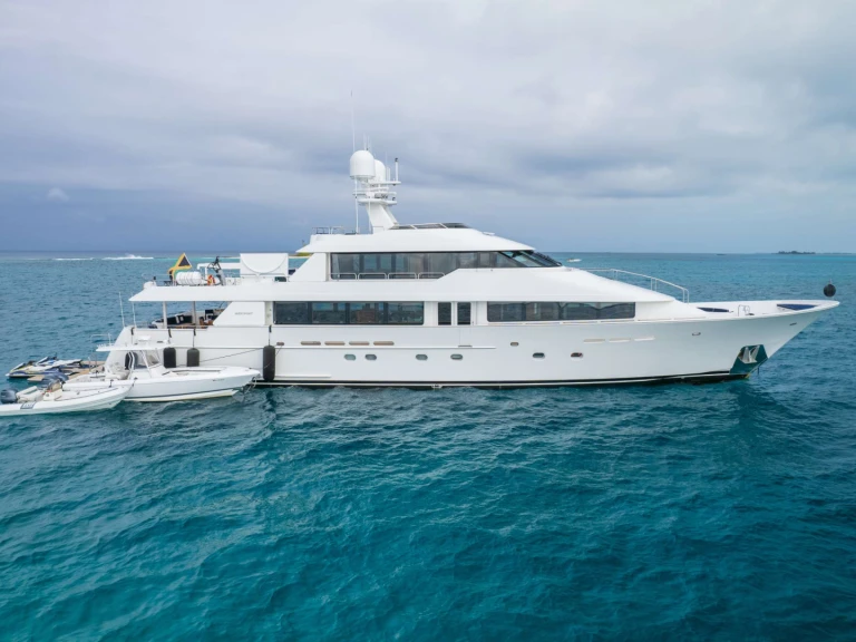 Luxury Yacht to hire Newport at the best price