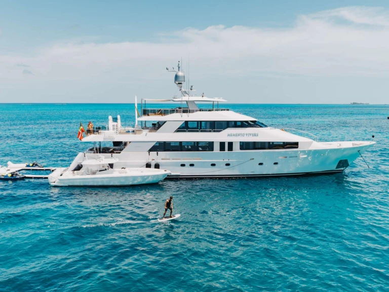 Westport MEMENTO VIVERE charter bareboat or skippered in  Bahamas